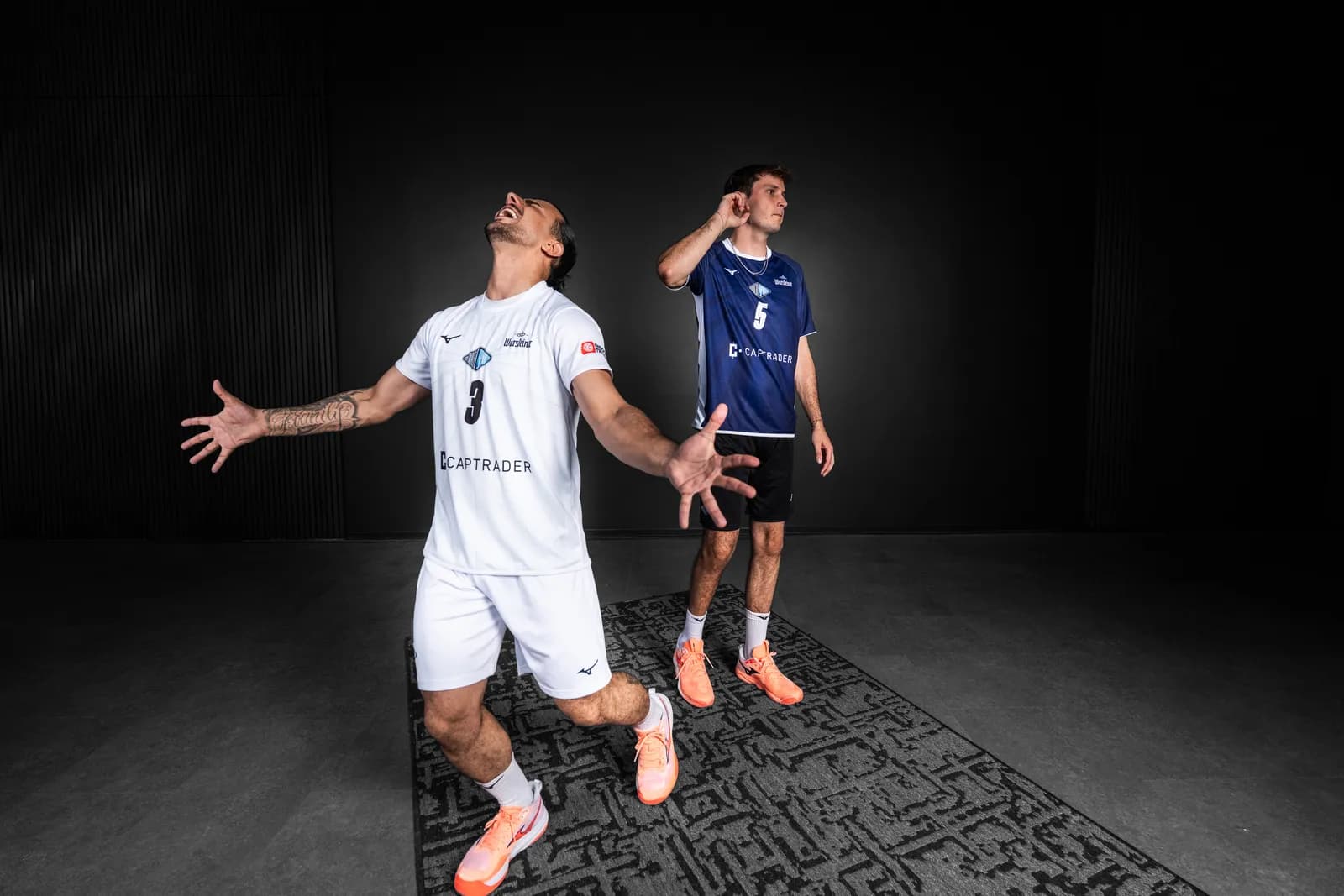 Spieler von Eintracht Spontent präsentieren beim Media Day das weiße und das dunkelblaue Trikot 2026/27